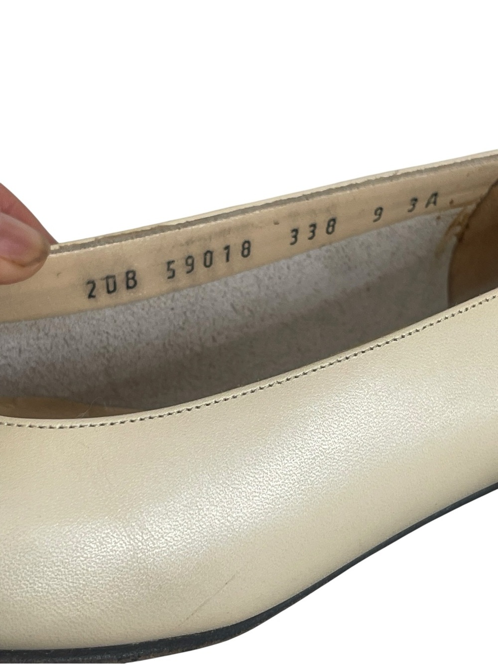 Salvatore Ferragamo vintage Vara Bow Cream Ivory Bow Pumps Heel
Shoes size 9 3 A - Picture 13 of 14